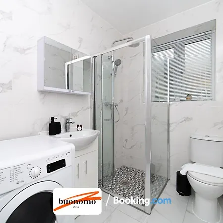 Apartment Three Bedroom At Buonomo Short Lets & Serviced With Netflix & Games London