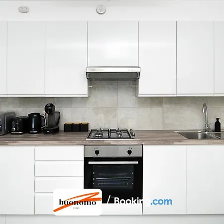 Three Bedroom At Buonomo Short Lets & Serviced With Netflix & Games Apartment London