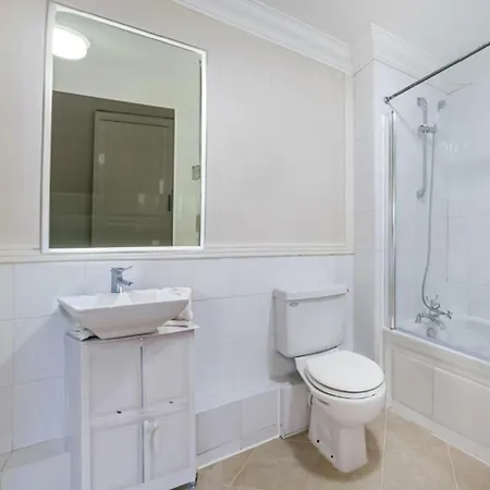 Impeccable 2-bed In Apartment
