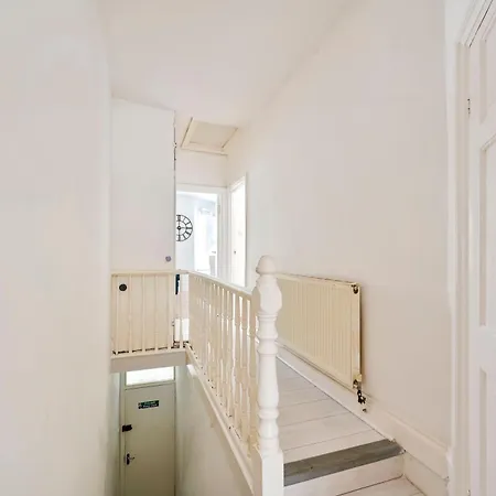 2-Bed, Sleeps 8 In Leyton E10, Near Stratford Apartment *