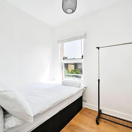 2-Bed, Sleeps 8 In Leyton E10, Near Stratford Apartment *