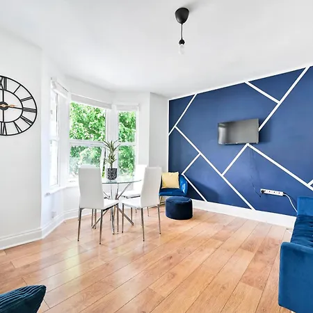 Apartment 2-Bed, Sleeps 8 In Leyton E10, Near Stratford London