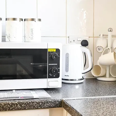 2-Bed, Sleeps 8 In Leyton E10, Near Stratford Apartment