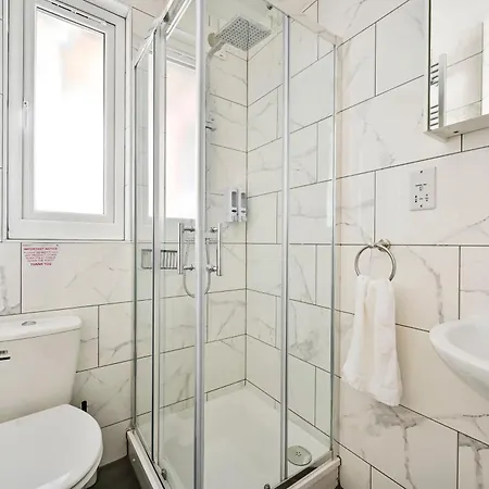 2-Bed, Sleeps 8 In Leyton E10, Near Stratford Apartment London