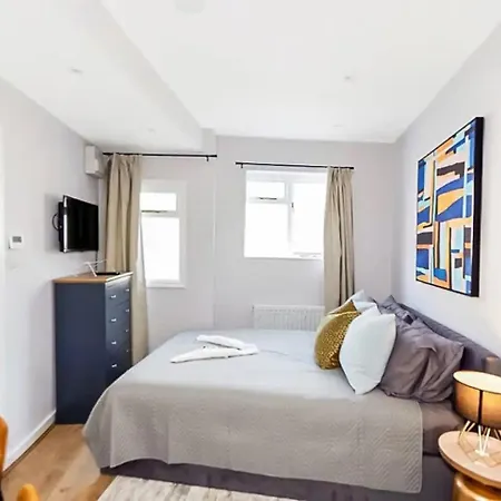 Ensuite Stylish - 3 Min To Trains - Pass The Keys London