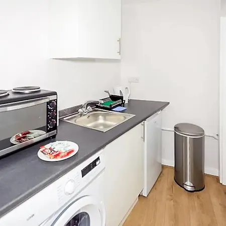 Ensuite Stylish - 3 Min To Trains - Pass The Keys London