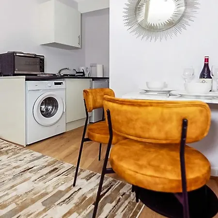 Apartment Ensuite Stylish - 3 Min To Trains - Pass The Keys London