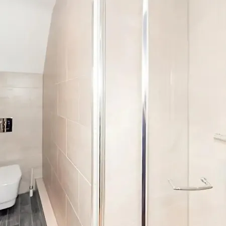 Apartment Ensuite Stylish - 3 Min To Trains - Pass The Keys *
