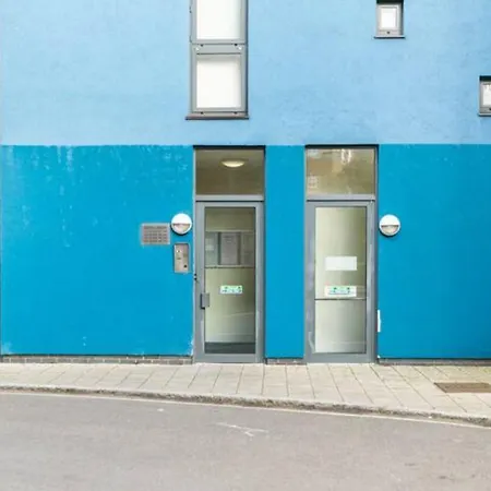 Spacious Air-conditioned Double With Workspace *