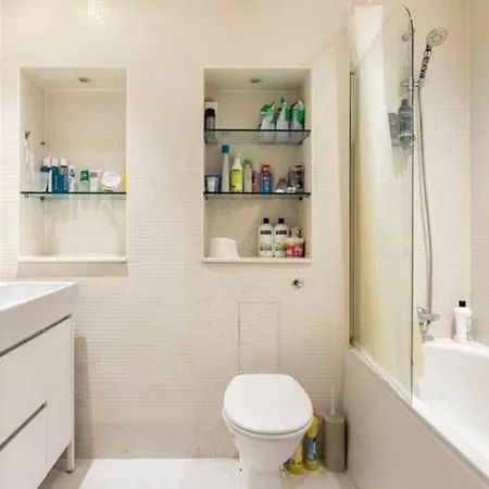 Spacious Air-conditioned Double With Workspace London