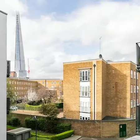 Spacious Air-conditioned Double With Workspace Homestay London