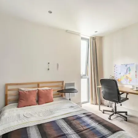 Homestay Spacious Air-conditioned Double With Workspace *