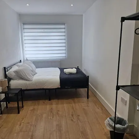 Holiday home Greater London For Large Groups In Front Of A Local Park *