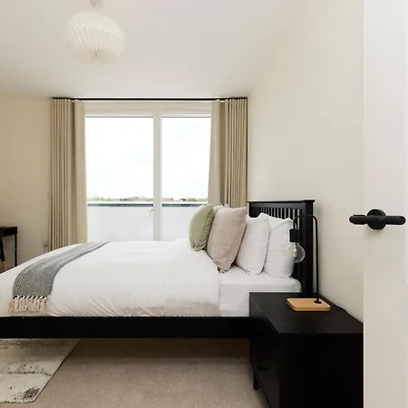 The East Mile Quarters - Gorgeous 3bdr Flat With Balcony *