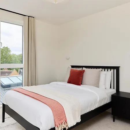 The East Mile Quarters - Gorgeous 3bdr Flat With Balcony London