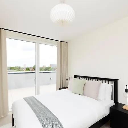 The East Mile Quarters - Gorgeous 3bdr Flat With Balcony * London