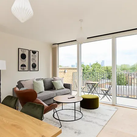 The East Mile Quarters - Gorgeous 3bdr Flat With Balcony Apartment *