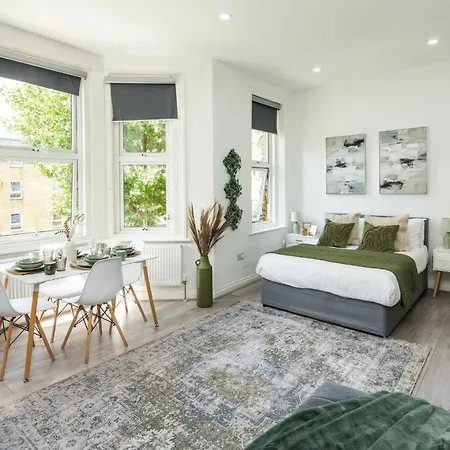 S5 Spacious-bright Studio-zone2-superkingbed Apartment London