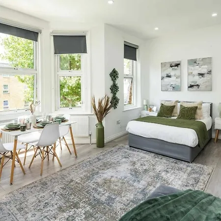 Apartment S5 Spacious-bright Studio-zone2-superkingbed London