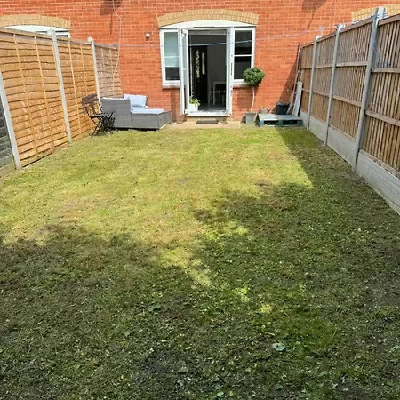 Spacious 3 Bedroom Home, With Private Driveway 5 Minutes From Excel Centre & Custom House Holiday home London