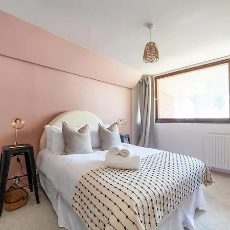 Mezzanine 3-bed In Central London, By Westminster Apartment London