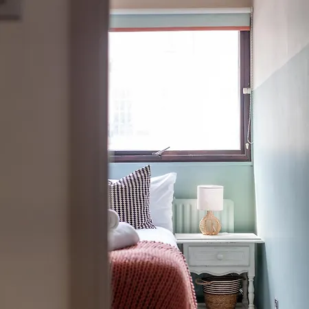 Mezzanine 3-bed In Central London, By Westminster Apartment *