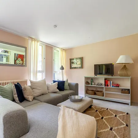 Mezzanine 3-bed In Central London, By Westminster Apartment London