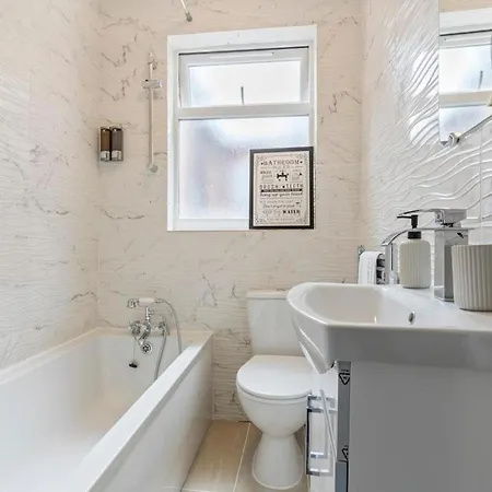 Family Luxe House With 4 Bedrooms In Suitable For Family Visits, Contractor With Close Proximity To The Underground Station With 25mins Into * London