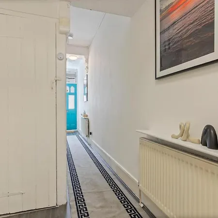 Family Luxe House With 4 Bedrooms In Suitable For Family Visits, Contractor With Close Proximity To The Underground Station With 25mins Into Holiday home London
