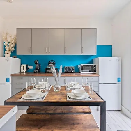 Holiday home Family Luxe House With 4 Bedrooms In Suitable For Family Visits, Contractor With Close Proximity To The Underground Station With 25mins Into