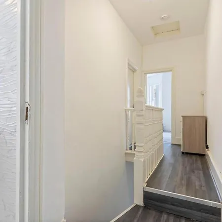 Family Luxe House With 4 Bedrooms In Suitable For Family Visits, Contractor With Close Proximity To The Underground Station With 25mins Into Holiday home