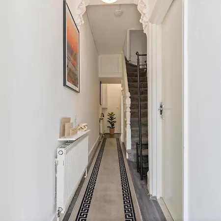 Family Luxe House With 4 Bedrooms In Suitable For Family Visits, Contractor With Close Proximity To The Underground Station With 25mins Into Holiday home *