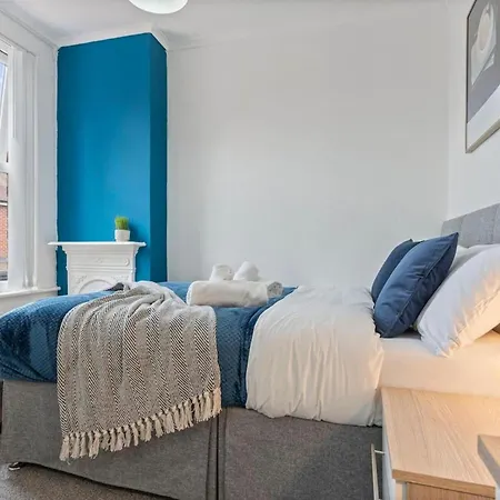 Family Luxe House With 4 Bedrooms In Suitable For Family Visits, Contractor With Close Proximity To The Underground Station With 25mins Into * London