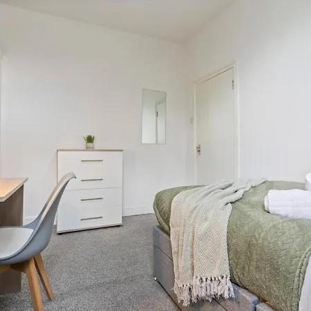 Family Luxe House With 4 Bedrooms In Suitable For Family Visits, Contractor With Close Proximity To The Underground Station With 25mins Into Holiday home *