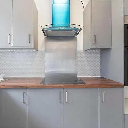 Family Luxe House With 4 Bedrooms In Suitable For Family Visits, Contractor With Close Proximity To The Underground Station With 25mins Into Holiday home London