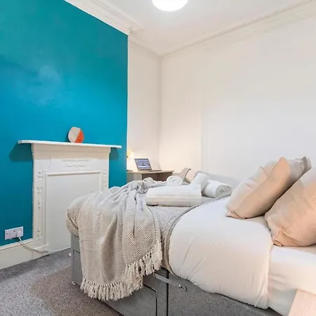 Holiday home Family Luxe House With 4 Bedrooms In Suitable For Family Visits, Contractor With Close Proximity To The Underground Station With 25mins Into London
