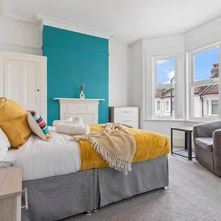 Holiday home Family Luxe House With 4 Bedrooms In Suitable For Family Visits, Contractor With Close Proximity To The Underground Station With 25mins Into