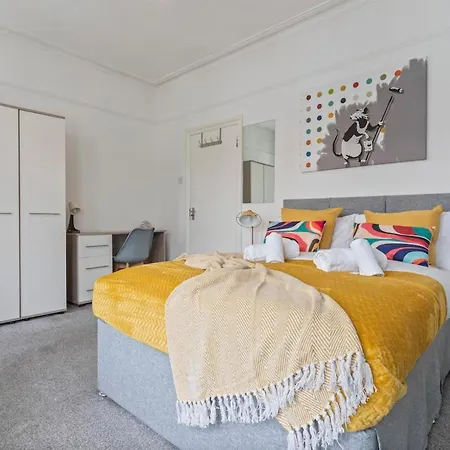 Holiday home Family Luxe House With 4 Bedrooms In Suitable For Family Visits, Contractor With Close Proximity To The Underground Station With 25mins Into *