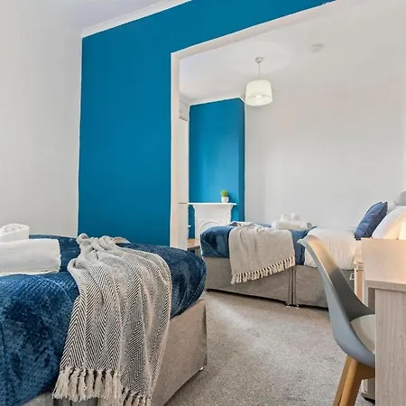 Family Luxe House With 4 Bedrooms In Suitable For Family Visits, Contractor With Close Proximity To The Underground Station With 25mins Into