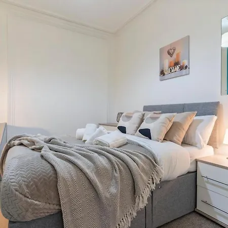 Holiday home Family Luxe House With 4 Bedrooms In Suitable For Family Visits, Contractor With Close Proximity To The Underground Station With 25mins Into *