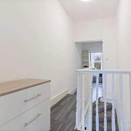 Family Luxe House With 4 Bedrooms In Suitable For Family Visits, Contractor With Close Proximity To The Underground Station With 25mins Into *