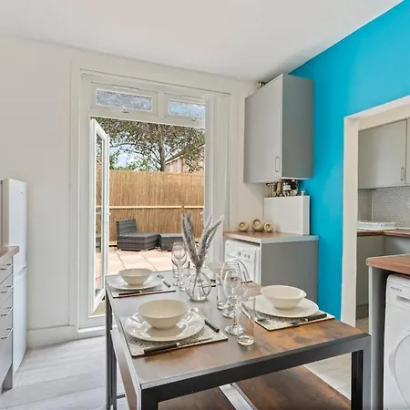 Holiday home Family Luxe House With 4 Bedrooms In Suitable For Family Visits, Contractor With Close Proximity To The Underground Station With 25mins Into *
