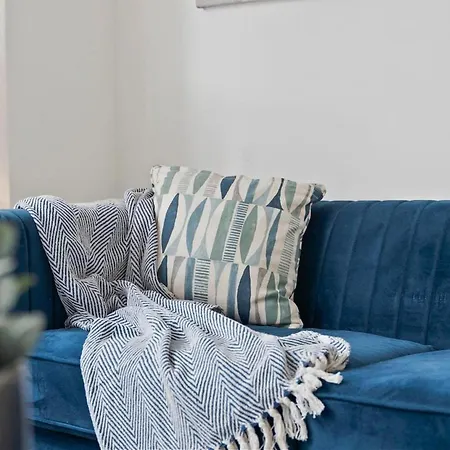Family Luxe House With 4 Bedrooms In Suitable For Family Visits, Contractor With Close Proximity To The Underground Station With 25mins Into London