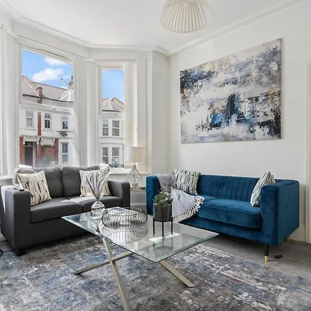 Family Luxe House With 4 Bedrooms In Suitable For Family Visits, Contractor With Close Proximity To The Underground Station With 25mins Into Holiday home