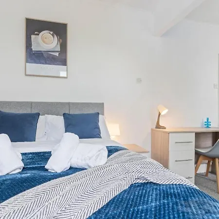 Family Luxe House With 4 Bedrooms In Suitable For Family Visits, Contractor With Close Proximity To The Underground Station With 25mins Into Holiday home *