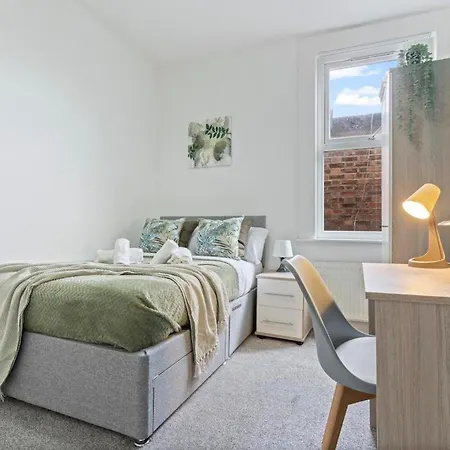 Holiday home Family Luxe House With 4 Bedrooms In Suitable For Family Visits, Contractor With Close Proximity To The Underground Station With 25mins Into London