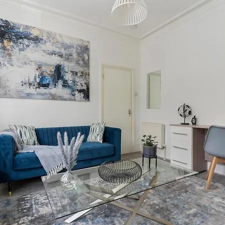 Family Luxe House With 4 Bedrooms In Suitable For Family Visits, Contractor With Close Proximity To The Underground Station With 25mins Into * London