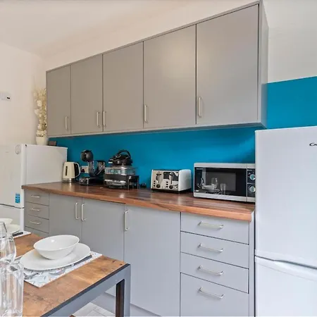 Holiday home Family Luxe House With 4 Bedrooms In Suitable For Family Visits, Contractor With Close Proximity To The Underground Station With 25mins Into *