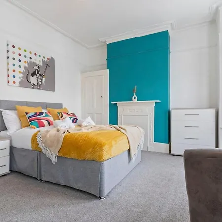 Family Luxe House With 4 Bedrooms In Suitable For Family Visits, Contractor With Close Proximity To The Underground Station With 25mins Into Holiday home