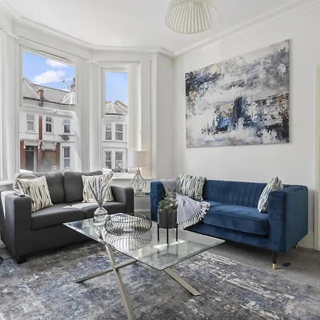Family Luxe House With 4 Bedrooms In Suitable For Family Visits, Contractor With Close Proximity To The Underground Station With 25mins Into Holiday home *